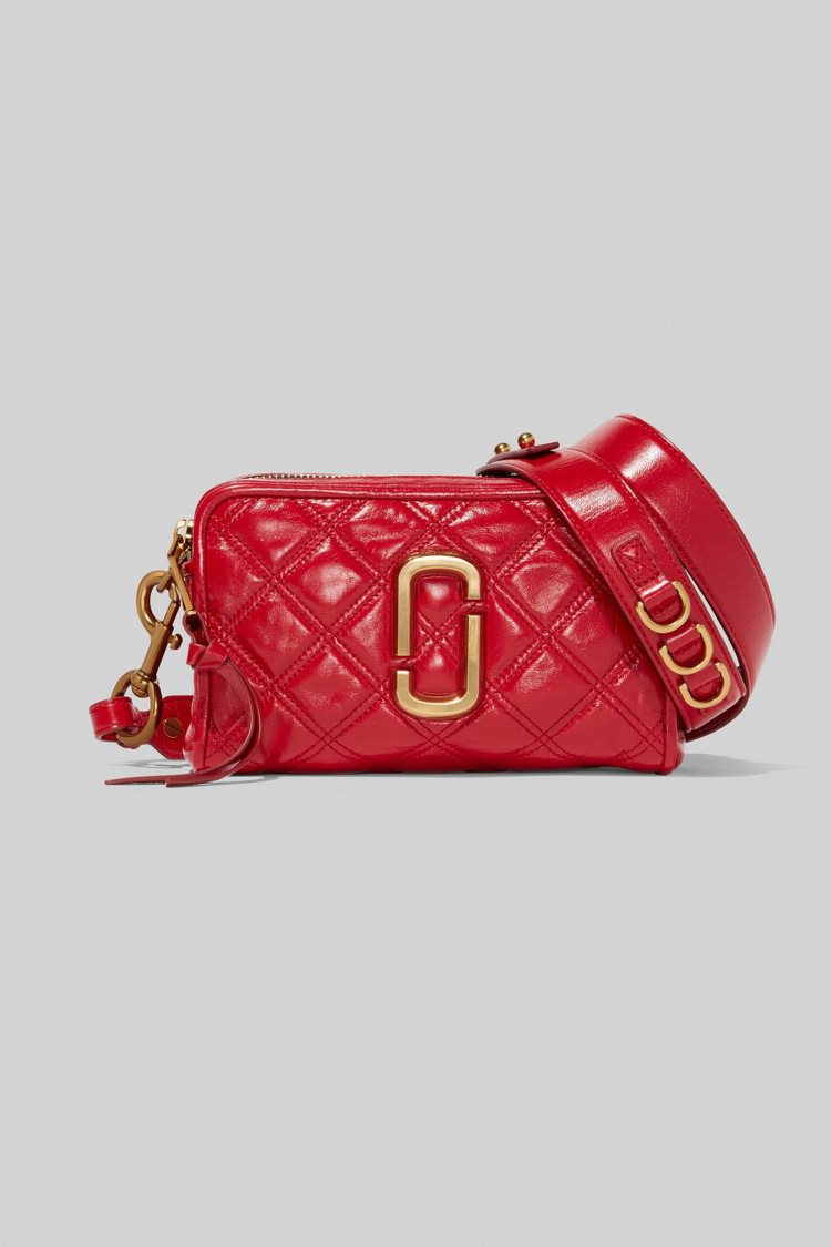 野莓紅菱格紋縫線Softshot包，21,900元。圖／Marc Jacobs提供