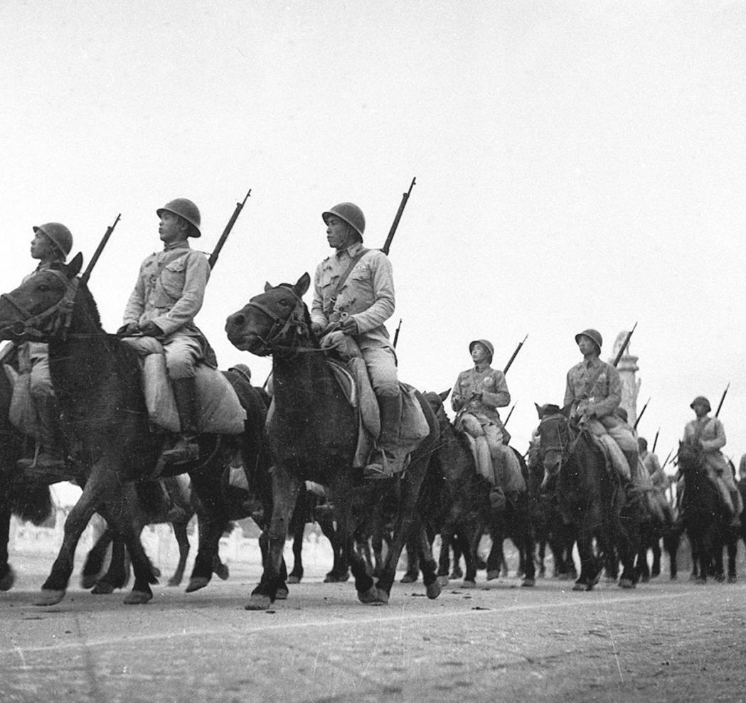 1949年10月1日，參加分列式的中國人民解放軍騎兵部隊。（新華社）