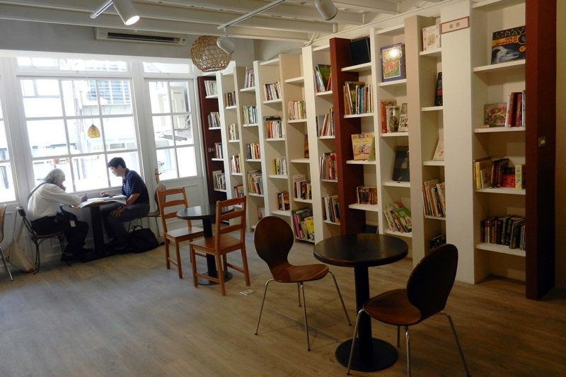 「胡思」南西店三樓童書繪本與咖啡座位區。 圖／作者自攝