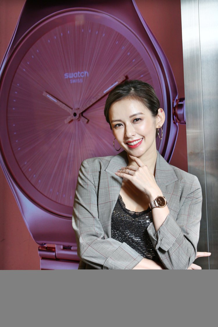女星袁艾菲演繹SWATCH SKIN Irony系列典雅金超薄腕表，6,300元。記者蘇健忠／攝影
