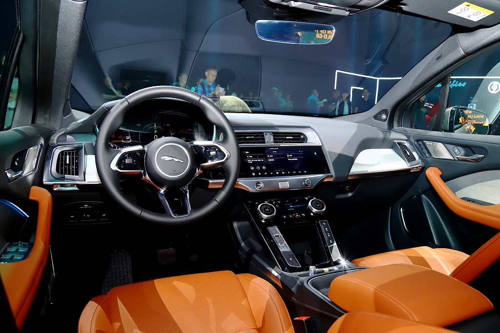 Jaguar I-Pace車艙內部採用12.3吋高解析度的互動式駕駛界面，搭配中...