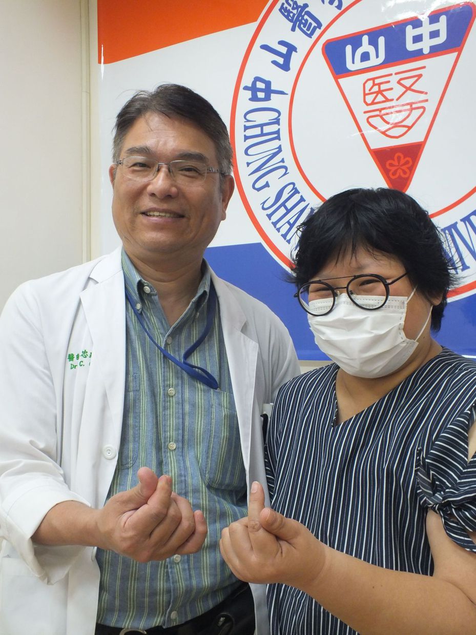 陳姓女病患（右）積極抗癌，她接受治療後，如今回歸工作，去了二趟日本旅遊，她也奉勸罹乳癌婦女及早接受治療，愈晚治療，付出的代價愈大。記者趙萱／攝影