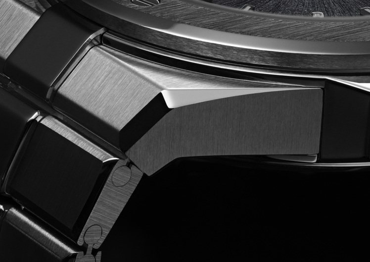 蕭邦Alpine Eagle系列腕表採用表殼表鍊一體成型的設計。圖／蕭邦提供