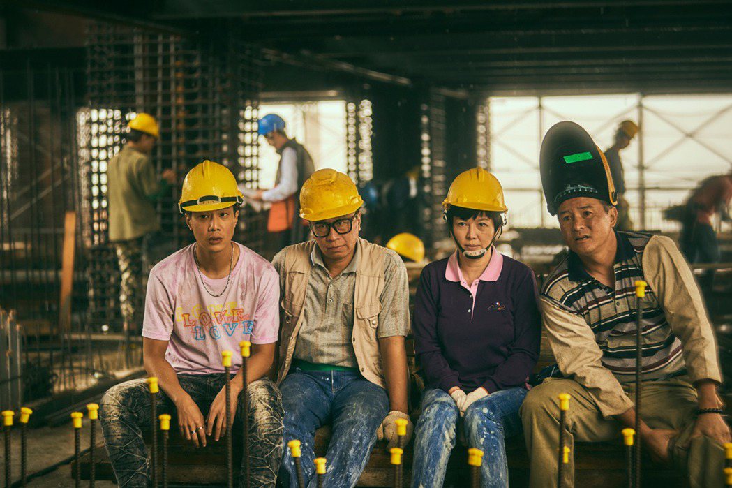 薛仕凌(左起)、游安順、苗可麗、李銘順演出「做工的人」。大慕影藝提供