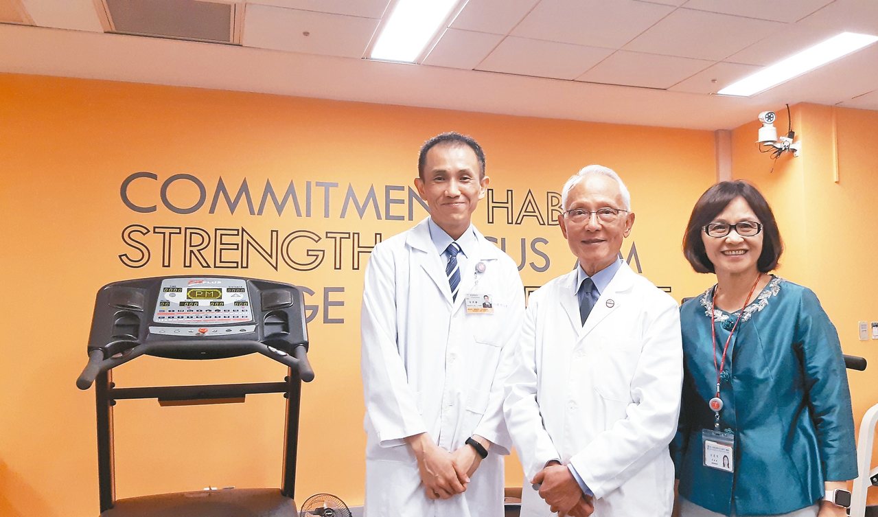 和信治癌中心醫院健康醫學中心召集人游麗惠(右起)、院長黃達夫、一般內科主治醫師李昇聯提醒運動對防癌的重要。