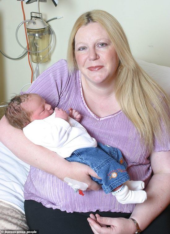 英國婦女卡蘿彷彿罹患懷孕強迫症，已生了15個孩子。圖取自每日郵報