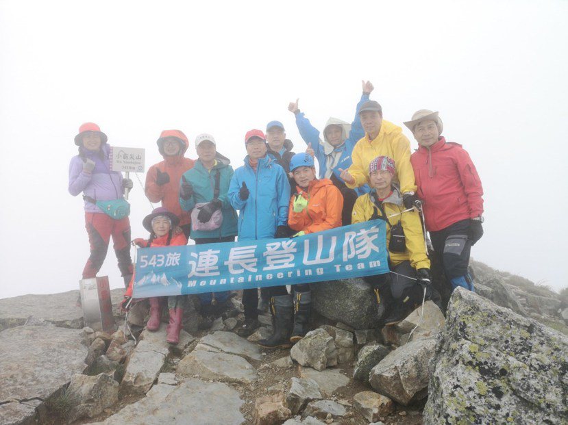 7年前，潘和榮自組登山隊，用他軍中的番號543連，現在有成員上千人，定期爬山並挑...