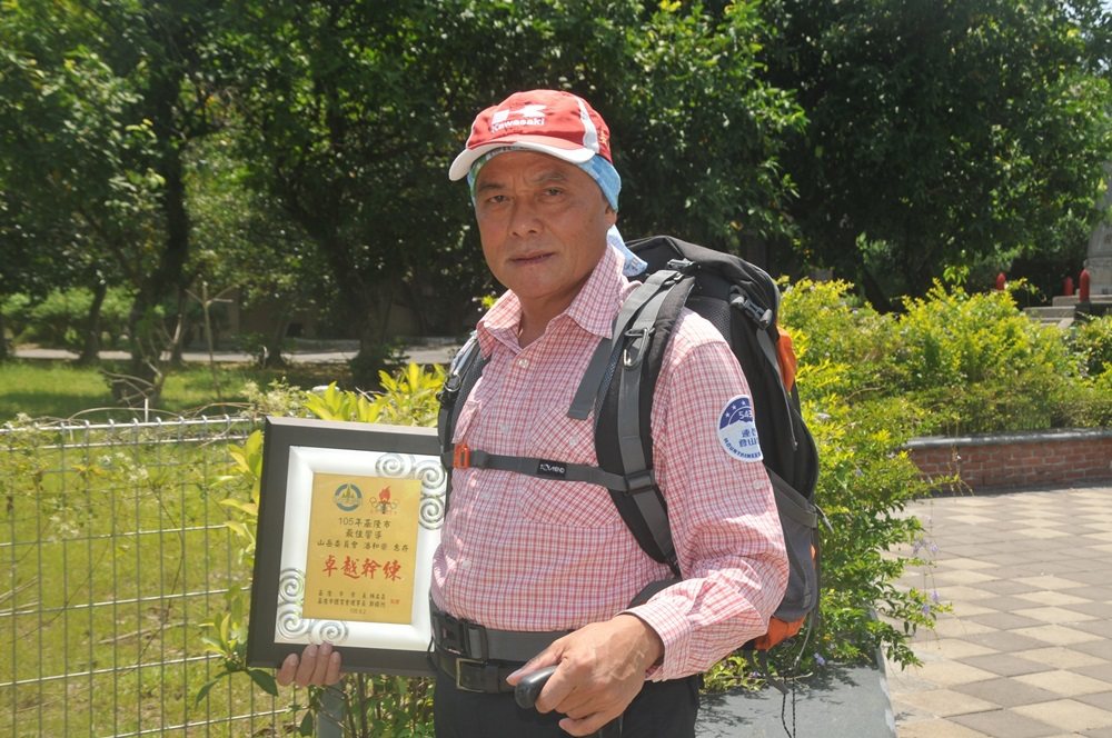 潘和榮警察退休很組寫照，退休後組543連長登山隊，因為爬山，健康回來了，還獲得最佳響導獎牌，他說「最精采的人生退休才開始」。