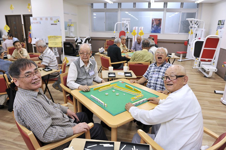 日本老人在托老所打麻將。圖取自helpmanjapan.com