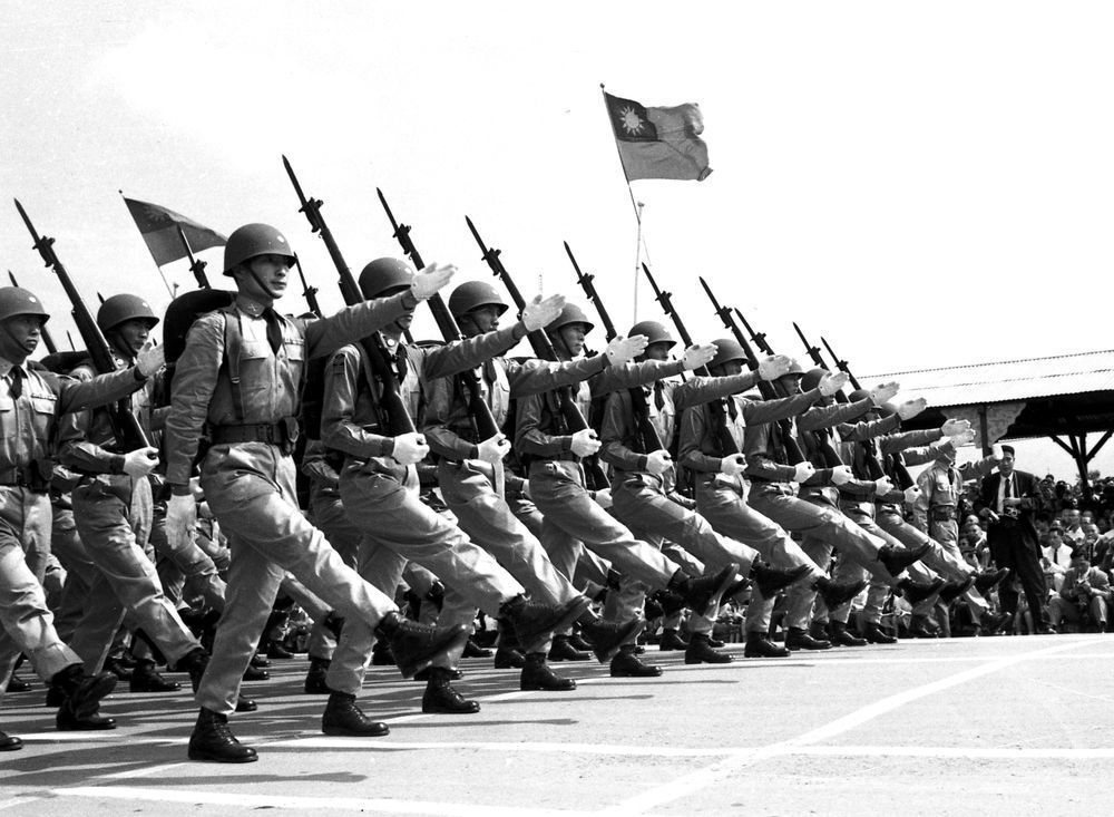 民國49年的閱兵，陸軍接受美援整編增強火力的「前瞻師」首度亮相受校。圖／聯合報系...