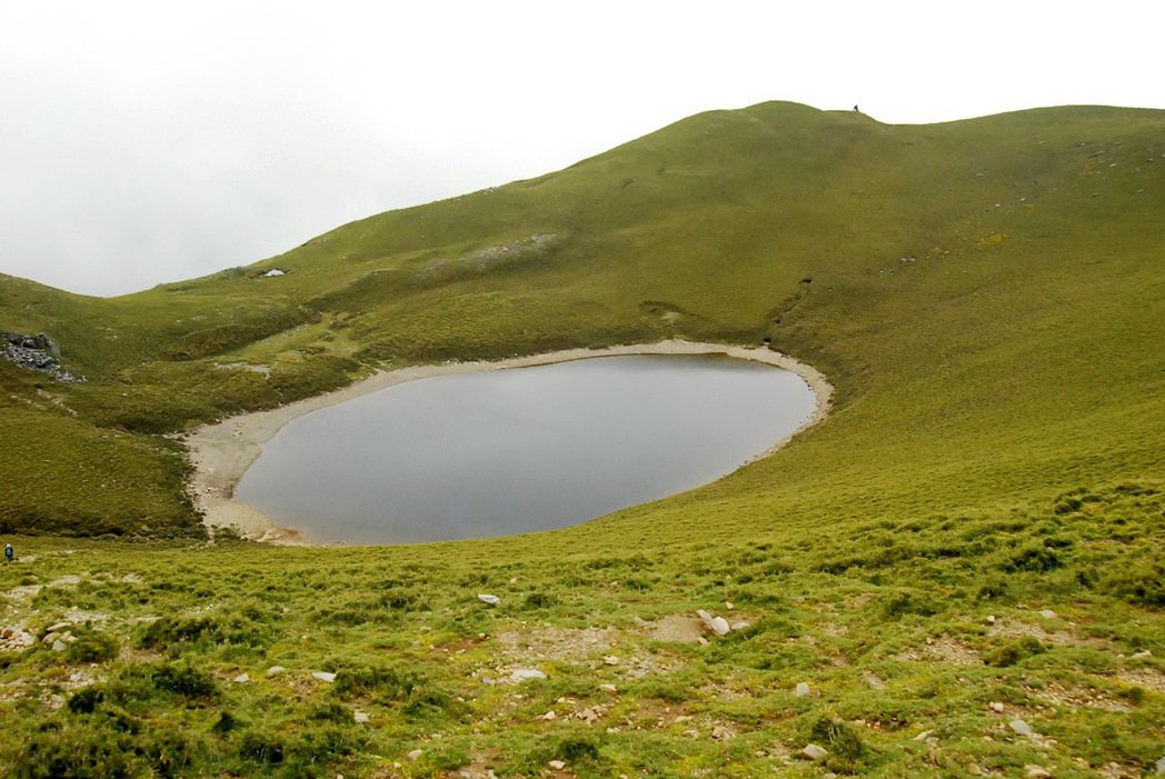 海拔3310公尺的嘉明湖每年吸引逾2萬山友朝聖。記者羅紹平／翻攝