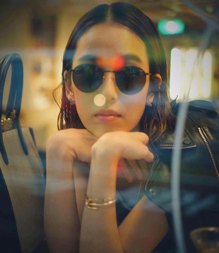 陳庭妮配戴CELINE METAL FRAME系列黝黑色金屬框墨鏡14,200元。圖／摘自instagram