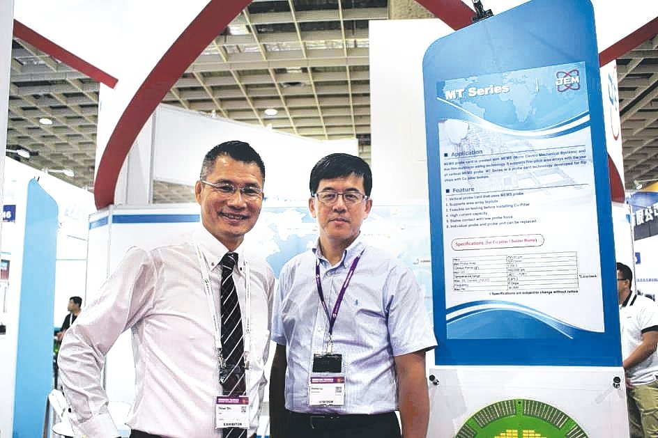 台灣傑睦總經理周天星（左）在半導體展介紹JEM新產品。 吳佳汾／攝影