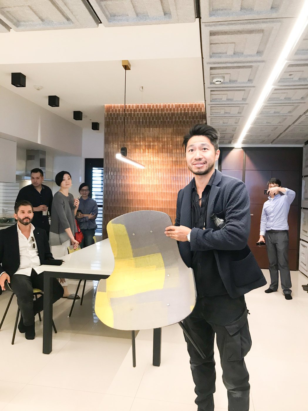 國際知名的建築師黃謙智介紹他以rPET做成的椅子。 攝影／張世雅