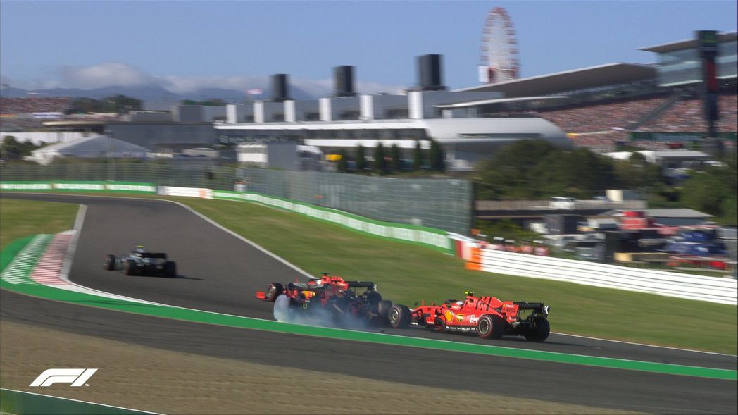 一開賽Leclerc與Verstappen就發生擦撞。 摘自F1