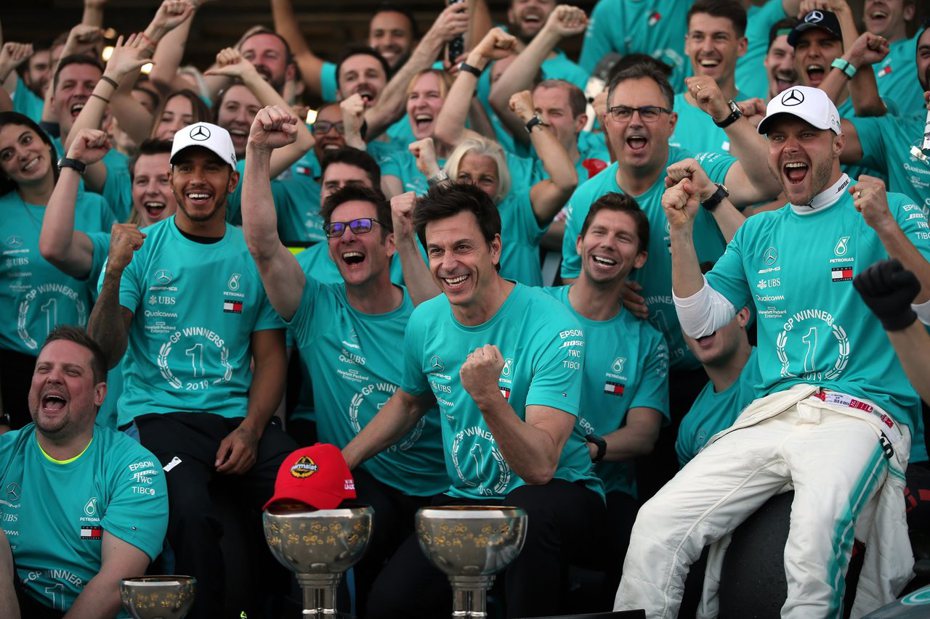 Mercedes車隊賽後全體人員開心慶祝。 摘自F1