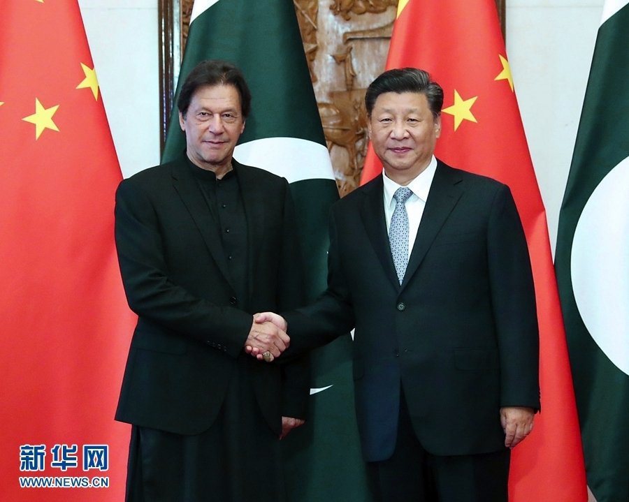 大陸國家主席習近平（右）在9日會見巴基斯坦總理伊姆蘭，會面時談到建政70周年的「...