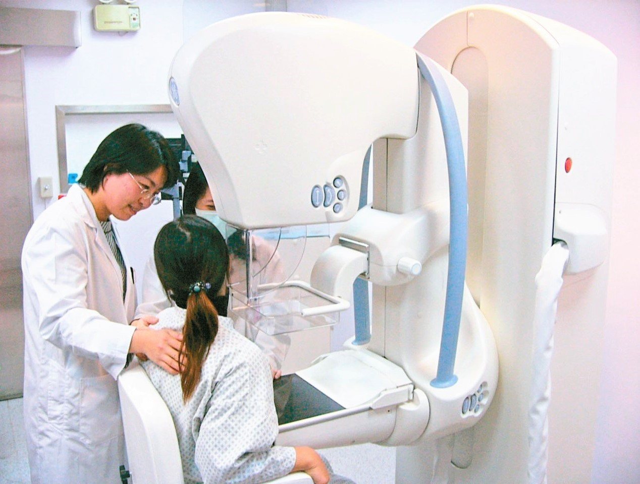 衛福部國健署提供45-69歲女性每兩年一次免費乳房X光攝影篩檢，二親等有乳癌家族史的女性可提前至40歲。本報資料照片