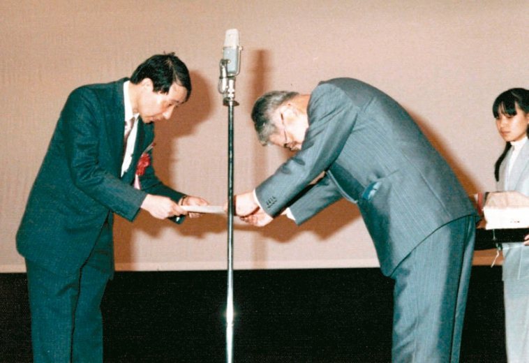 余幸司(左)1982年赴日本大阪演講，會後恩師久木田淳致贈感謝狀。 圖／余幸司提...