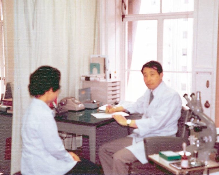 1979年余幸司(右)在東京大學醫學院攻讀博士期間，一邊看診、一邊做研究，深感「...