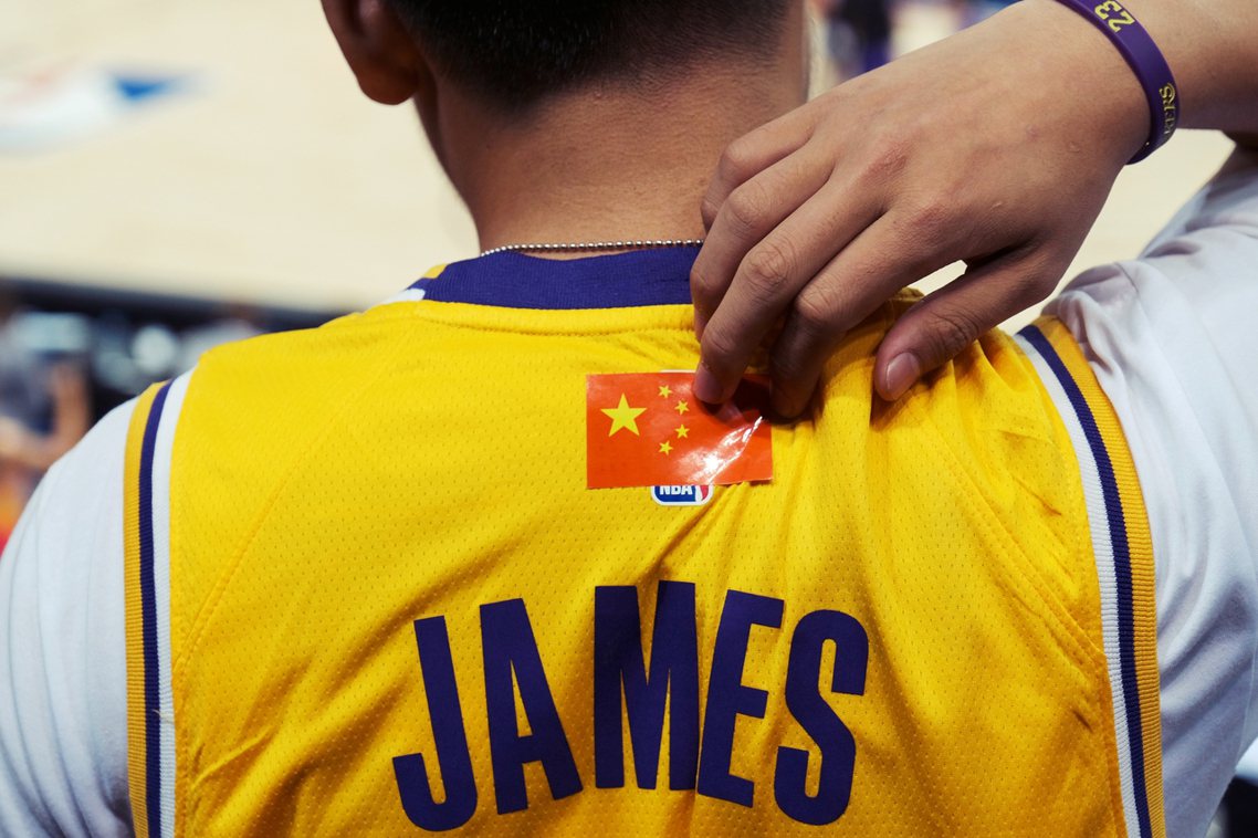 詹姆斯的發言引發美國社會輿論的激辯。圖為NBA日前在中國的熱身賽，場邊觀賽的中國...