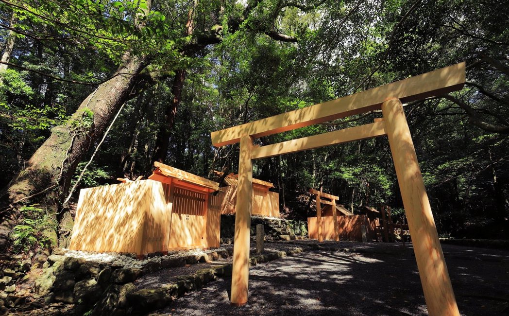 使用新的木材，依照原型進行重建，因為不斷的重建而讓神宮保持年輕，在日文中稱為「常...
