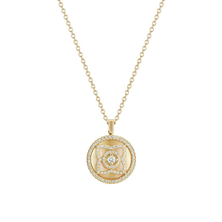 De Beers Enchanted Lotus系列鑽石鍊墜，18K黃金搭配珍珠母貝、鑽石鑲嵌，約92,000元。圖／De Beers提供