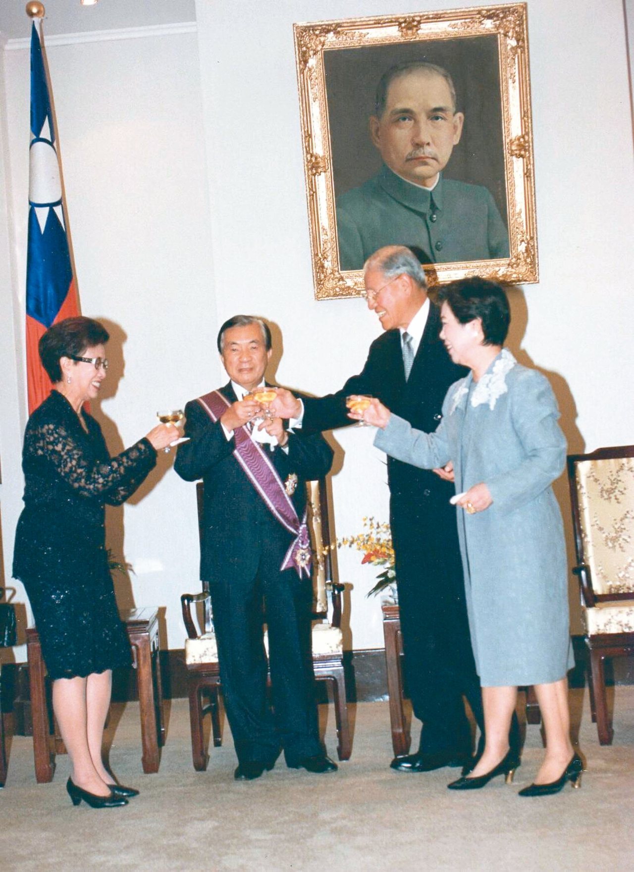 前總統李登輝(右二)授予連文彬(左二)三等景星勳章。