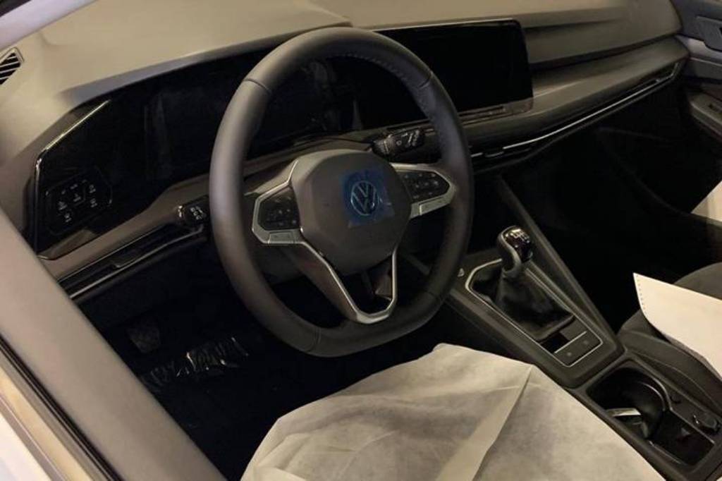 第八代Volkswagen Golf內裝無偽裝照。 摘自Carscoops