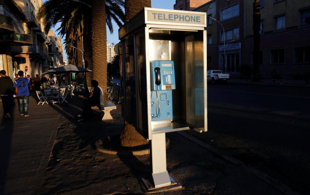 阿斯瑪拉市內的公用電話亭。 （路透）