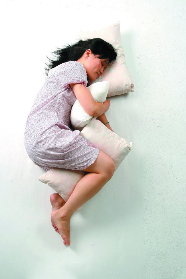 醫師建議大家側睡，夜裡才能睡得最好。可用枕頭抵住上半身，或者放在膝蓋及踝部之間，有助於支撐軀體。(本報資料照片)