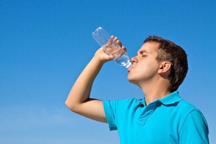 醫師表示多喝水、多排尿才預防高尿酸最好的方式。圖／ingimage
