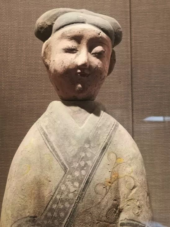 重慶大學博物館展示的這尊陶俑，被指根本就是地攤貨，不只是用矽膠模做出，而且因為模...