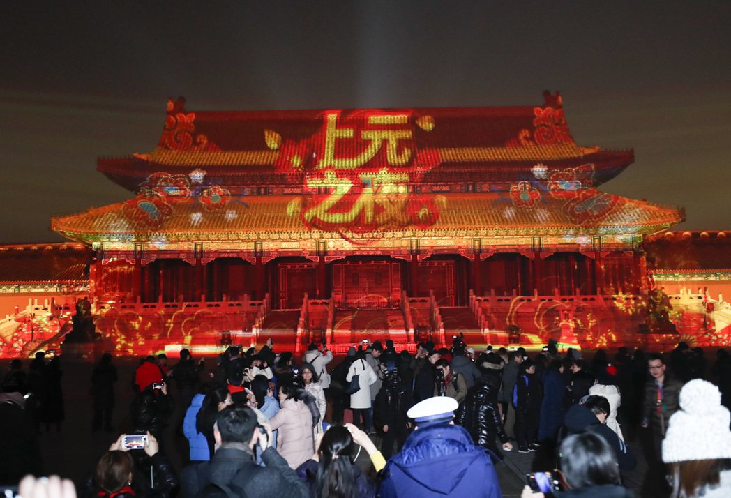 今年農曆正月十五、十六，北京故宮博物院舉辦「紫禁城上元之夜」，紫禁城古建築群首次...