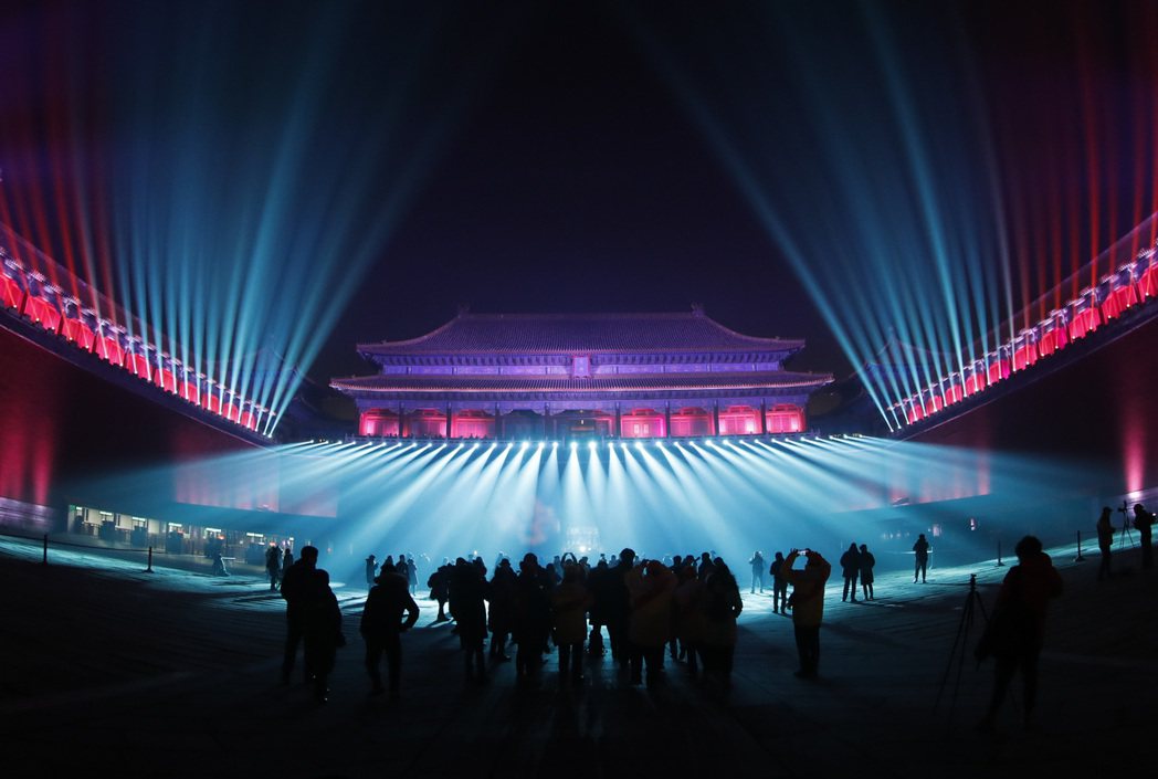 紫禁城古建築群今年首次在晚間大規模點燈，但評價兩極。（中新社）