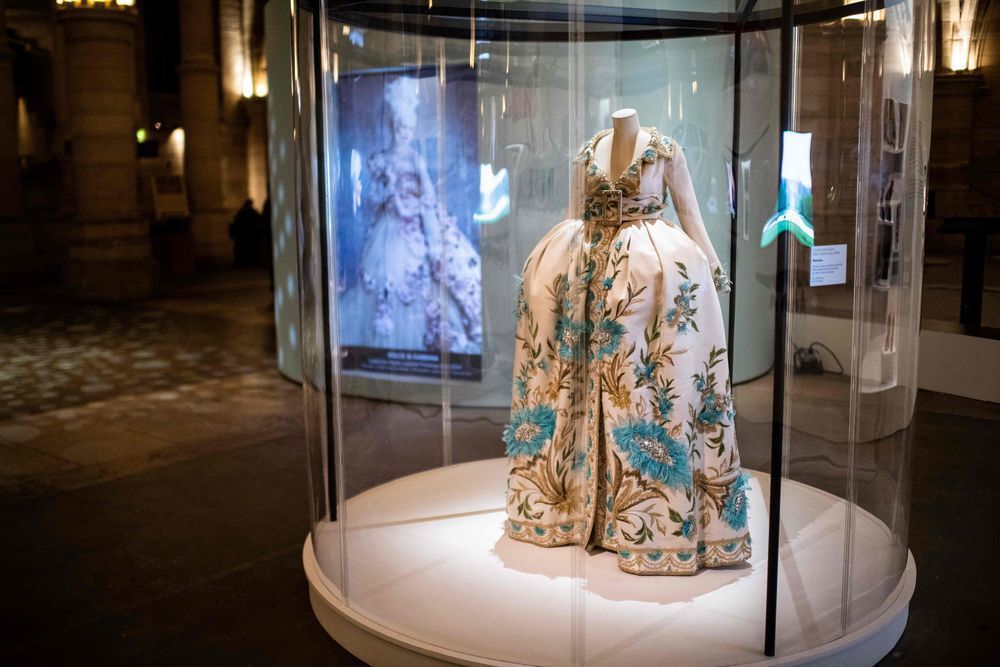 曾是迪奧首席設計師的加利亞諾，其設計的禮服靈感來自瑪麗王后的奢華服裝。（法新社）
