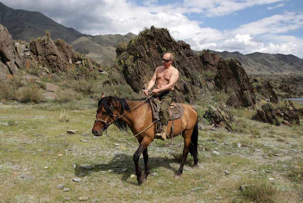 俄國總統普亭在2009年60歲生日前夕打著赤膊騎馬。 （路透）