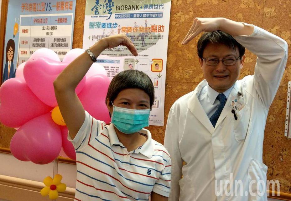 陳小姐（左）今天分享抗癌心得，她感謝醫師呂建興（右）給她的建議與希望，讓她積極抗癌，經營屬於自己的精采生活。記者趙容萱／攝影
