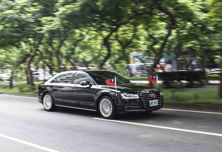 Audi A8車系是蔡總統專屬座車，總統隨扈專屬車隊由10輛奧迪車組成，其中一輛是原廠防彈款車輛，作為總統座車。台灣奧迪提供