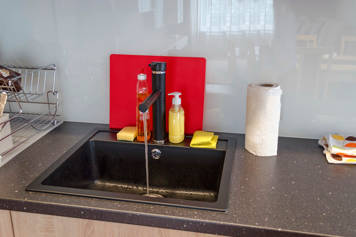 除了砧板之外，廚房的水槽也是細菌的溫床。