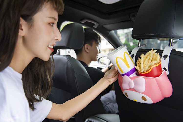 美樂蒂萬用置物籃的「車掛」功能，讓後座的乘客可以輕鬆享用餐點。圖／麥當勞提供
