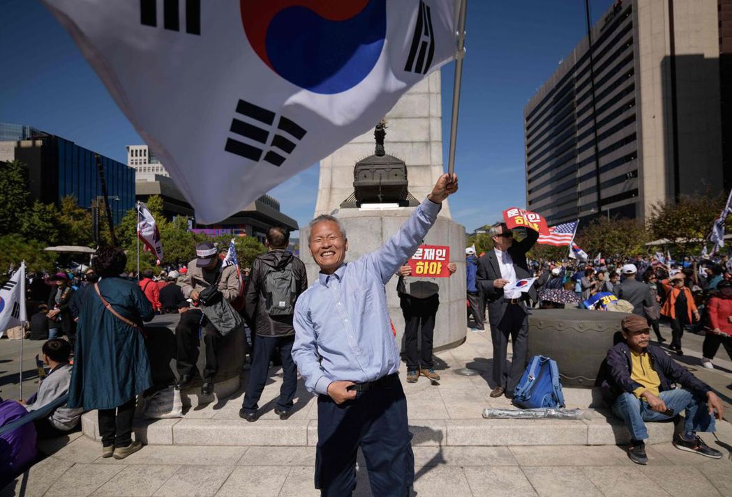 反政府人士日前在首爾示威，抗議曹國家人涉及的特權腐敗醜聞。 （法新社）