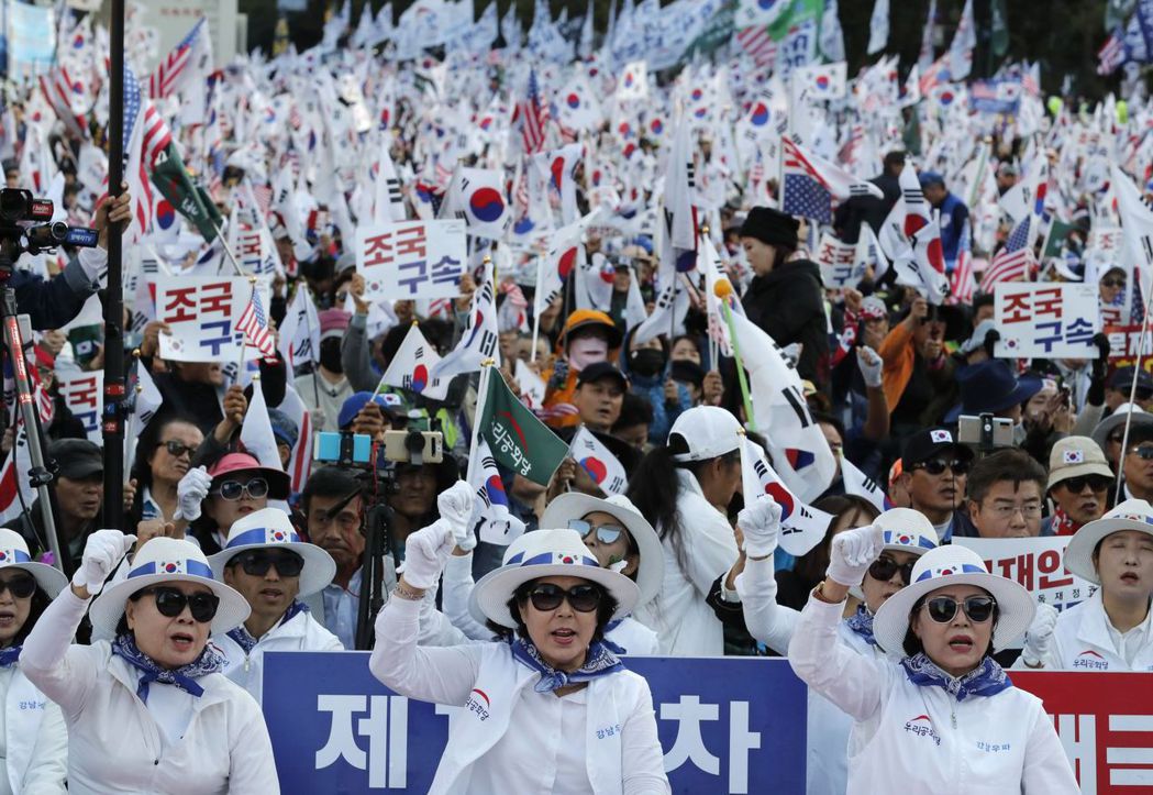 南韓民眾日前示威要求曹國下台。 （美聯社）