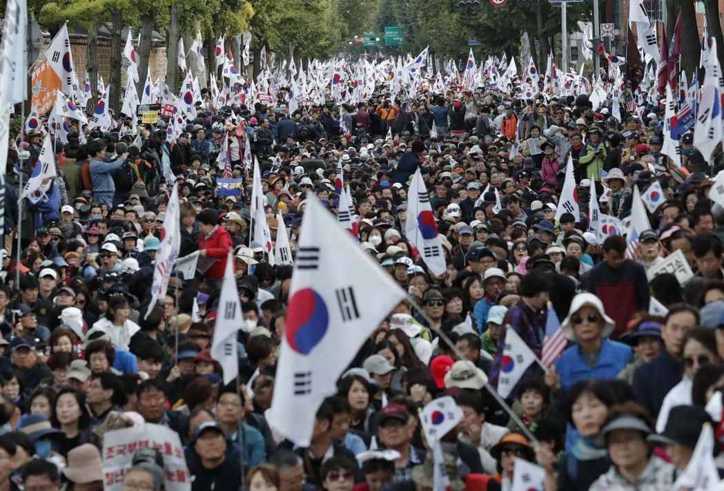 南韓群眾抗議權貴操縱大學錄取制度。 （美聯社）