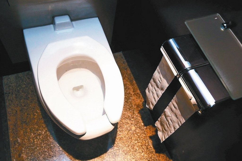 上完廁所後，你會觀察自己的大便是沉下去還是「浮起來」嗎？