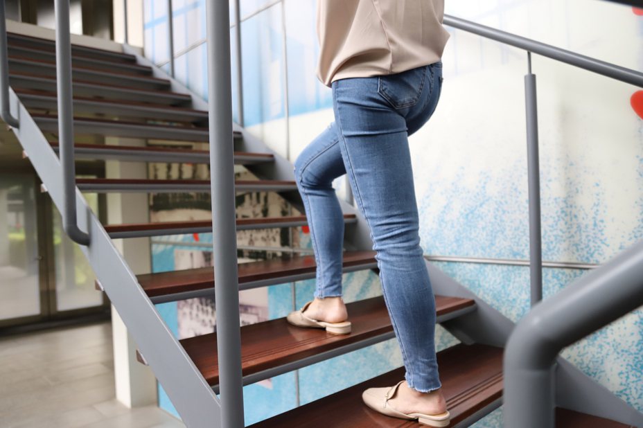羅東博愛醫院表示，改善骨鬆問題可以從日常生活中做起，例如多爬樓梯少搭電梯。圖／羅東博愛醫院提供