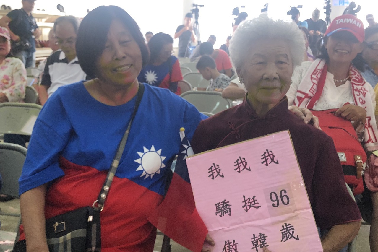 96歲韓粉阿嬤、書法家寫對聯 熱情歡迎韓國瑜 | 聯合新聞網