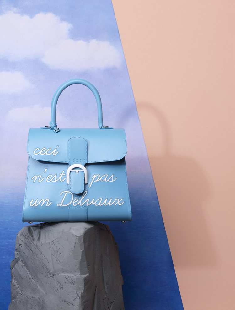 Magritte系列 天堂藍LHumour中型牛皮肩背包，價格店洽。圖／DELVAUX提供