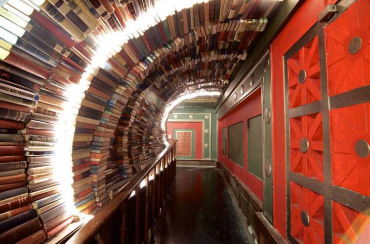 用眾多書本堆成的隧道是科幻迷的最愛，彷彿走入《星際大戰》的世界！圖／擷自THE ...