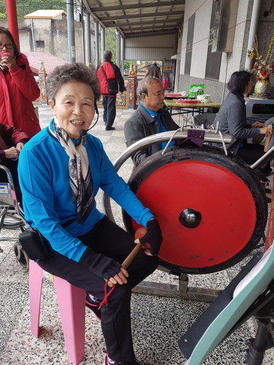 83歲劉蘭嬌（左）不僅圓了演員夢，還活躍在客家八音、三腳採茶劇。 圖／蕭芳纓提供